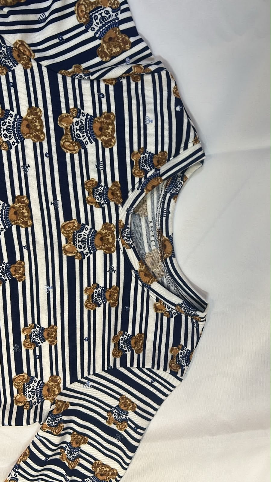 Detalle de la prenda Hannukah Hugs de RE:SET